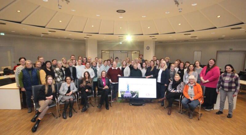 Mehr als 60 Fachkräfte aus Kitas, Familienzentren und weiteren Einrichtungen haben die vergangene Sitzung des Arbeitskreises „Frühkindliche Bildung in Lippe“ besucht. Foto: Kreis Lippe