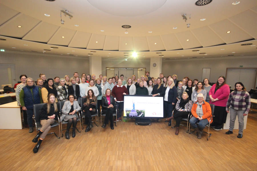 Mehr als 60 Fachkräfte aus Kitas, Familienzentren und weiteren Einrichtungen haben die vergangene Sitzung des Arbeitskreises „Frühkindliche Bildung in Lippe“ besucht. Foto: Kreis Lippe