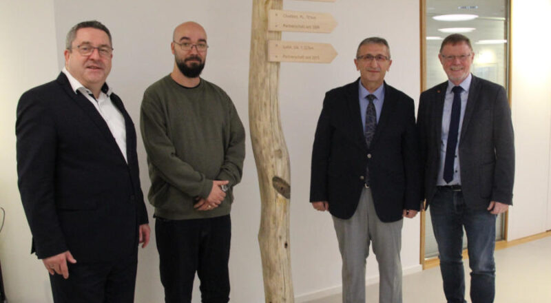 Landrat Dr. Axel Lehmann (links) und Schulamtsdirektor Torsten Buncher (rechts) empfangen Bahadir Barmak (zweiter von links) und Mevlüt Erdem von der Bildungsdirektion der türkischen Provinz Yalova im Detmolder Kreishaus. Foto: Kreis Lippe