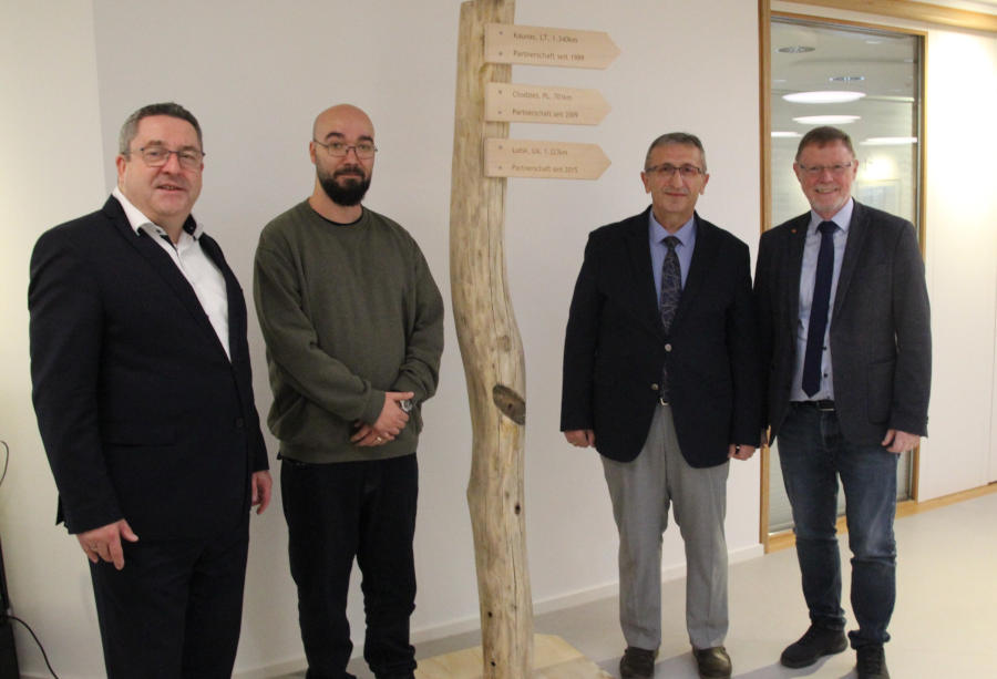 Landrat Dr. Axel Lehmann (links) und Schulamtsdirektor Torsten Buncher (rechts) empfangen Bahadir Barmak (zweiter von links) und Mevlüt Erdem von der Bildungsdirektion der türkischen Provinz Yalova im Detmolder Kreishaus. Foto: Kreis Lippe