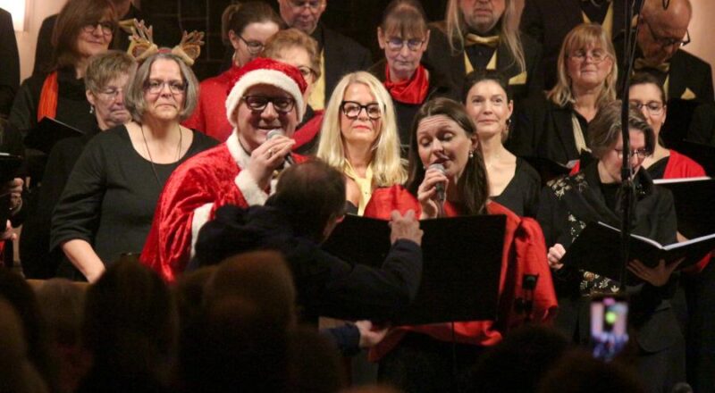 Fabian Adler als Nikolaus und Solistin Viktoria Scherwitzki singen die Zugabe. Foto: Thomas Dohna