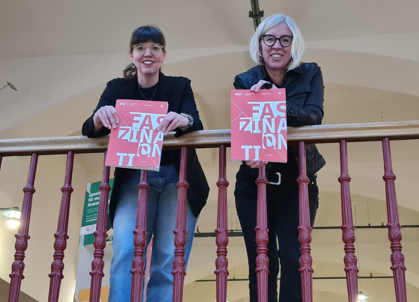 Dr. Karin Gille-Linne, Leiterin der VHS (rechts), und Elena Bütow, Programmbereichsleiterin Digitalisierung, präsentieren das neue Programm. Foto: Stadt Bielefeld