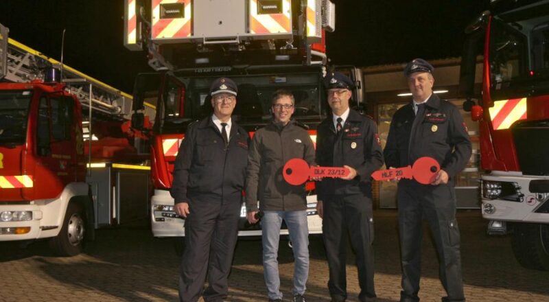 Der Leiter der Feuerwehr Leopoldshöhe Harald Schubert (links), Bürgermeister Martin Hoffmann und die Fahrzeugpfleger Jens Seidensticker für die neue Drehleiter und Sebastian Friedemann für das neue HLF. Foto: Thomas Dohna