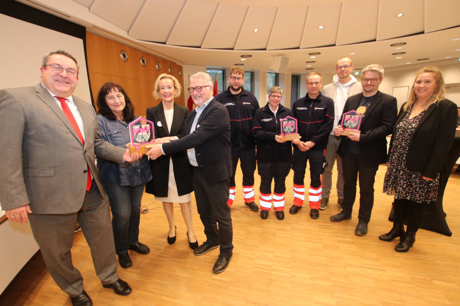 Landrat Dr. Axel Lehmann (von links) gratuliert Sigrid Pöppelmann-Terwey, Gudrun Kopp und Manfred Brennecke (Aktiv-Gruppe Hörste; 1. Preis), Thorsten Leising, Nadine Brandes und Vincent Marc Kroll (Malteser Wärmebus; 3. Preis) sowie Dominik Remmert und Dominik Seidel (Spielekünstla; 2. Preis) zu den Heimatpreisen 2024. Foto: Kreis Lippe