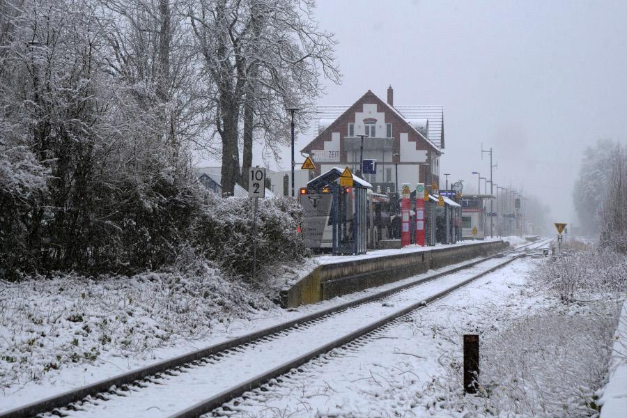 Der verschneite Bahnhof Oerlinghausen. Foto: Martin Düsterberg