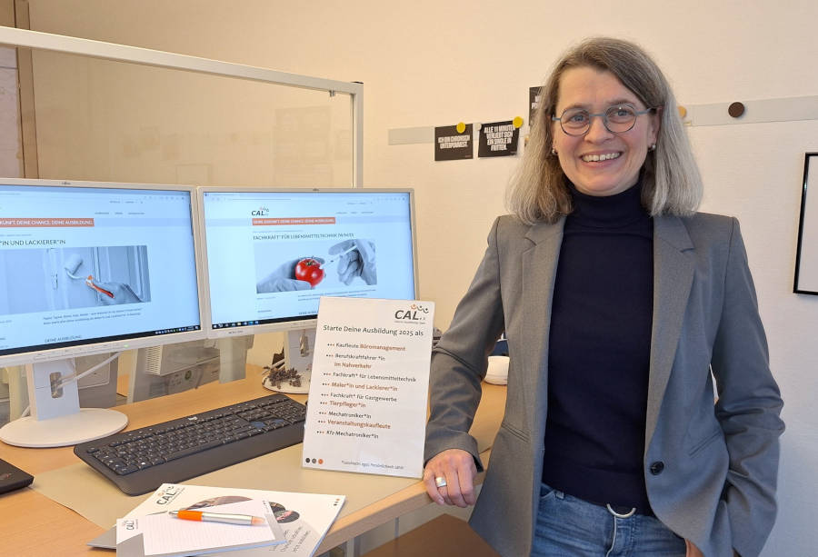 Birgit Thole-Westphal, Ausbildungsleiterin beim CAL, spricht mit potenziellen Auszubildenden über neue Chancen und individuelle Ausbildungswege. Foto: Christina-Carolin Rempe/ Stiftung Standortsicherung