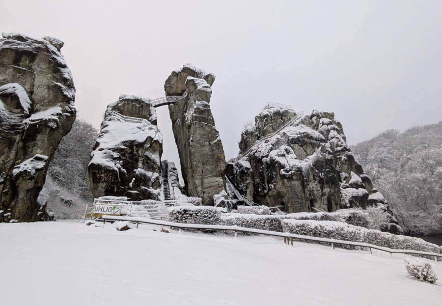 Die Externsteine im Schnee verzögern die Baumaßnahmen. Foto: LVL