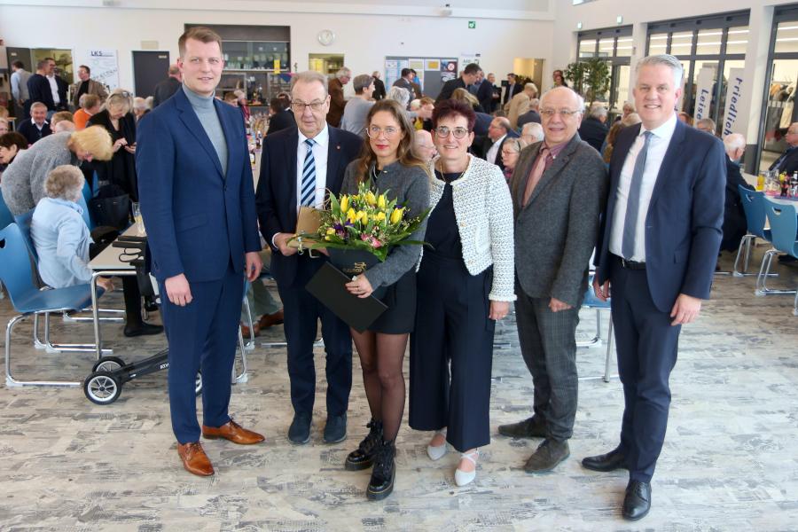 Henning Höne, FDP-Landesvorsitzender (von links), Peter Meier (35 Jahre in der FDP), Sina Froese (25 Jahre FDP), Viola Brüntrup, stellvertretende Stadtverbandsvorsitzende, Richter Martin Lehmann, Tobias Jaehn, Stadtverbandsvorsitzender. Foto: Thomas Dohna