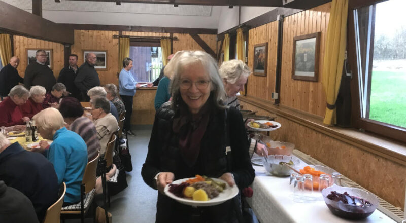 Beim traditionellen Wurstebreiessen ließen es sich die Gäste im Backhaus schmecken. Foto: Heimatverein Leopoldshöhe