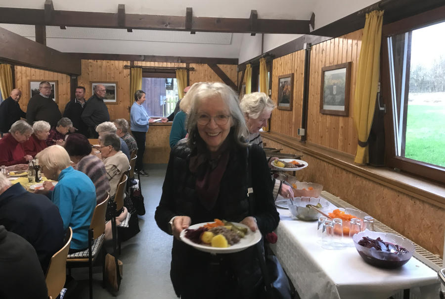 Beim traditionellen Wurstebreiessen ließen es sich die Gäste im Backhaus schmecken. Foto: Heimatverein Leopoldshöhe