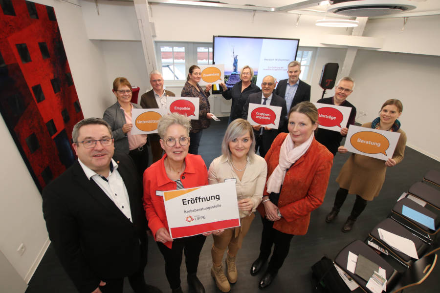 Landrat Dr. Axel Lehmann, (vorn von links) Anja Ostrop, Rica Fricke (beide Ansprechpartnerinnen der Krebsberatungsstelle), Gesundheitsamtsleiterin Kerstin Ahaus, Verwaltungsvorständin Sabine Beine (hinten von links), Jens Lammers (Zentrumskoordinator Onkologisches Zentrum Klinikum Lippe), Marianne Petersmeier (Leiterin des Teams Gesundheitsplanung und -berichterstattung Kreis Lippe), Birgit Scheltmann (SPD-Kreistagsfraktion), Dr. Ahmad Bransi (Chefarzt Institut für Psychoonkologie Klinikum Lippe), Bürgermeister Dirk Becker, Prof. Dr. Frank Hartmann (Chefarzt Klinik für Hämatologie und Internistische Onkologie Klinikum Lippe) und Tirza Peuker (Leiterin Fachgebiet Gesundheitsverwaltung Kreis Lippe). FOTO: KREIS LIPPE