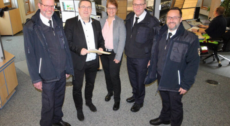 Stellen die Leitstellenbilanz des vergangenen Jahres vor (von links): Achim Reineke (Fachgebietsleiter Rettungsdienst), Landrat Dr. Axel Lehmann, Sabine Beine, Meinolf Haase und Sascha Medina (Fachgebietsleiter Leitstelle und Technik) in der Feuerschutz- und Rettungsleitstelle des Kreises Lippe in Lemgo. Foto: Kreis Lippe