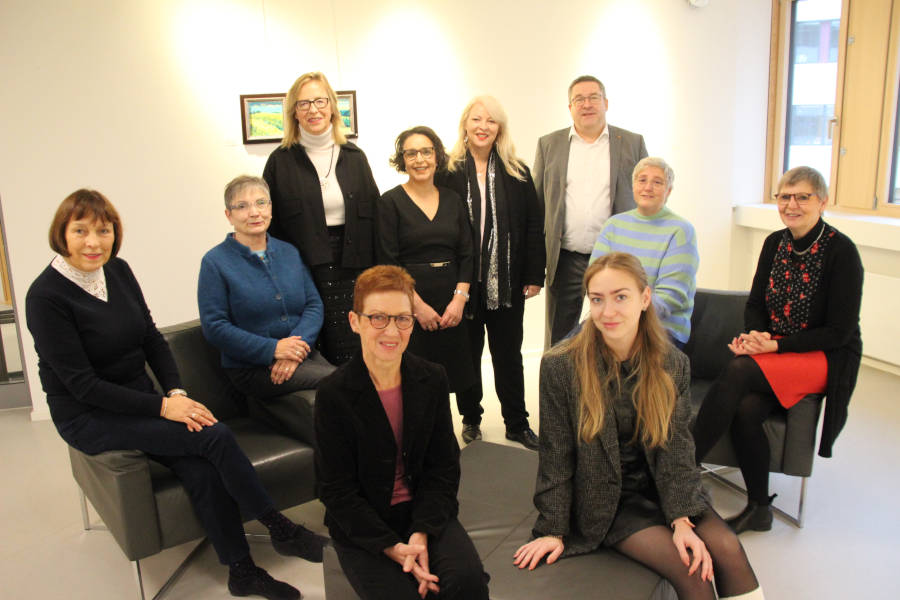 Die Lotsinnen Christiane Trope und Yana Likhachova (vorn von links)mit den Lotsinnen Ulrike Quakernack-Dielitzsch, Bärbel Klöckner, Heike Weilacher, Samira Block sowie der Projektkoordinatorin Margit Monika Hahn vom Kreis Lippe, Landrat Dr. Axel Lehmann und den Lotsinnen Marion Patzke und Dagmar Wietheger-Claes (hinten von links). Foto: Kreis Lippe