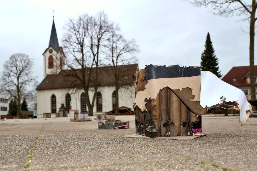 Reste der Silvesternacht stehen und liegen auf dem Marktplatz. Foto: Thomas Dohna