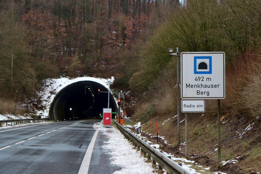 Der Tunnel durch den Menkhauser Berg ist seit September 2024 gesperrt. Er wird es bis zum 10. März 2025 bleiben. Foto: Thomas Dohna