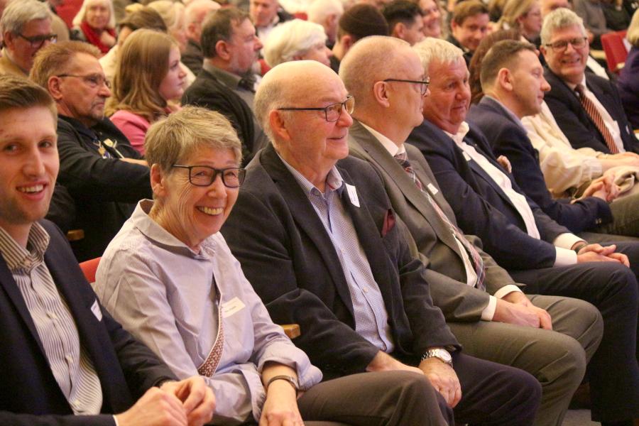 Klaus Fiedler, CDU-Vorsitzender in Leopoldshöhe, und seine Frau Erika sitzen im Publikum. Foto: Thomas Dohna