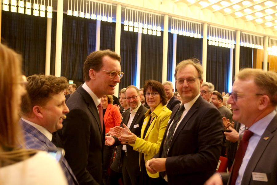 Ministerpräsident Hendrik Wüst begrüßt CDU-Parteifreunde. In der Mitte schaut der Vorsteher des Landesverbandes Lippe Jörg Düning-Gast zu. Foto: Thomas Dohna