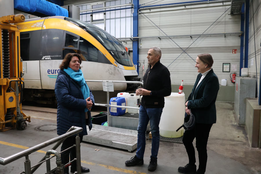 Bundestagsabgeordnete Kerstin Vieregge, eurobahn-Werkstattleiter Heinkel und eurobahn-Chefin Anne Mathieu diskutieren Perspektiven für die Fahrgäste in Lippe. Foto: Wahlkreisbüro Kerstin Vieregge