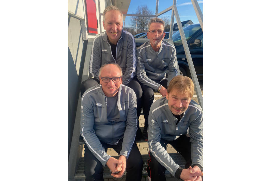 Die 2. Mannschaft mit Manfred Lammert (hinten links)und Matthias Fortkord (hinten rechts), Jürgen Wiebusch (vorn links) und Udo Buchwald sind Meister der Bezirksliga Westfalen Nord 3. Foto: Privat