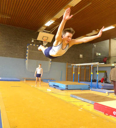 Elias Wittenberg turnt eine Hechtrolle am Boden. Foto: Privat