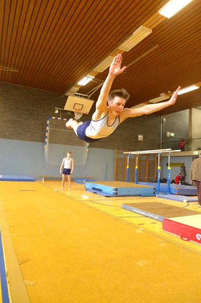 Elias Wittenberg turnt eine Hechtrolle am Boden. Foto: Privat