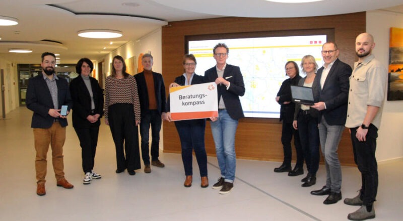 Die Akteure freuen sich über den neuen Beratungskompass. (von links): Dominik Sojka, Mitarbeiter des Teams Geodatenmanagement Kreis Lippe; Ulrike Glathe, Jugendamtsleitung Kreis Lippe; Katrin Büker, Geschäftsführerin Der Paritätische Kreis Lippe; Rainer Kleßmann; Sabine Beine; Dr. Olaf Peterschröder; Britta Langner, hauptamtlicher Vorstand des Caritasverbands für den Kreis Lippe und die Stadt Bad Pyrmont e.V.; Claudia Holzkämper, Fachbereichsleitung Soziales und Integration Kreis Lippe; Klaus Jürgen Wolf, Vorstand DRK Lippe; Thomas Frank, Leitung Diakonie der Lippischen Landeskirche. Foto: Kreis Lippe
