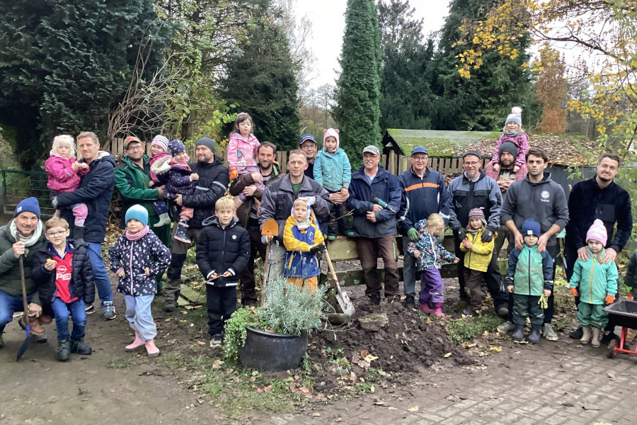 Väter bauten mit Ihren Kindern auf dem Gelände der Kita Greste eine Benjeshecke. Foto: privat