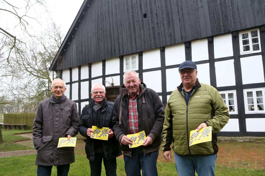 Detlef Tamm (von links), Helmut Depping, Karl-Heinz Haupt und Ralf Brokmeyer stellen den Veranstaltungskalender 2025 des Heimatvereins vor. Foto: Thomas Dohna