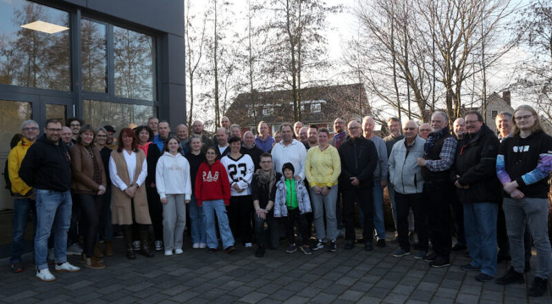 Die Teilnehmer und Teilnehmerinnen der Jahreshauptversammlung des Nordrheinwestfälischen Budo Sport Verbandes freuen sich mit Andres Brechmann (Mitte) über die Verleihung des 8. Dan. Foto. Edeltraud Dombert