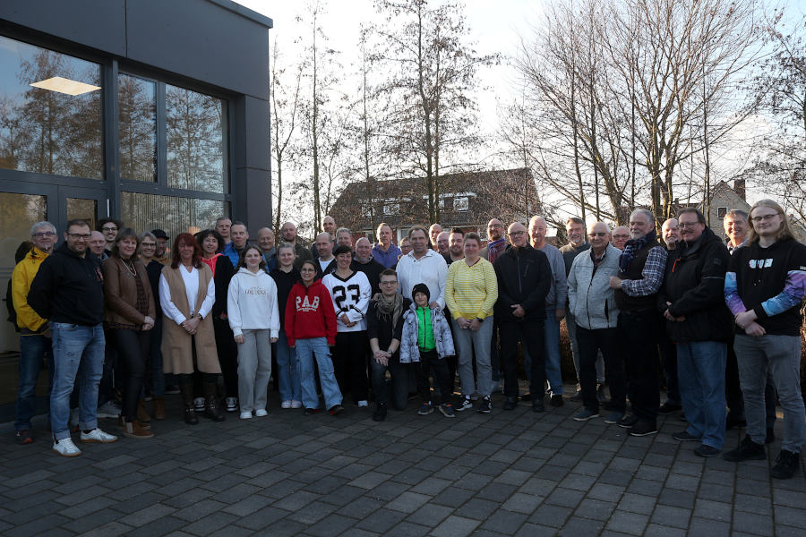 Die Teilnehmer und Teilnehmerinnen der Jahreshauptversammlung des Nordrheinwestfälischen Budo Sport Verbandes freuen sich mit Andres Brechmann (Mitte) über die Verleihung des 8. Dan. Foto. Edeltraud Dombert
