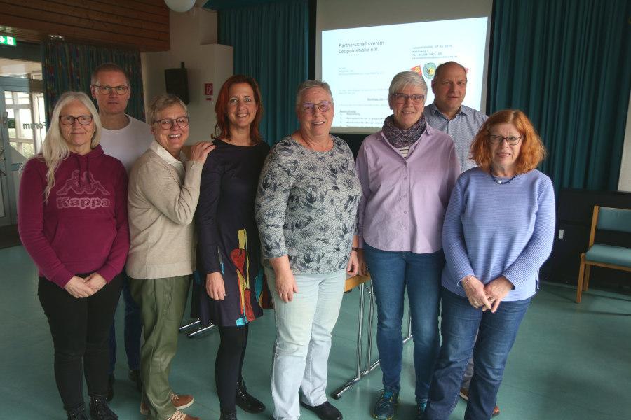 Angela Wittemeier (stellvertretende Geschäftsführerin), Volker Wattenberg (Kassierer), Heike Kortekamp (Vorsitzende), Eleni Konstantinidis (Geschäftsführerin, von links), Kornelia Siebert und Heidi Lammert (beide Kassenprüferinnen), Stefan Dieselhorst (stellvertretender Vorsitzender) und Renate Kantim (Schriftführerin) vom Partnerschaftsverein. Foto: Thomas Dohna