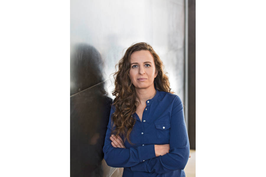 Rebecca Niazi-Shahabi liest zum Weltfrauentag im B-vier. Foto: Maiwolf