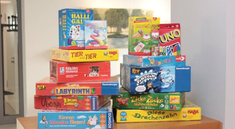 Bunte Auswahl: 13 verschiedene Gesellschaftsspiele sind in dem kostenlosen Paket für Kitas und Grundschulen enthalten. Foto: Kreis Lippe