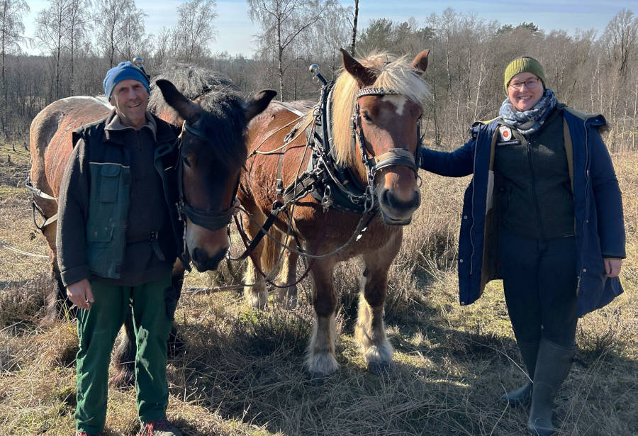 Bernd Lande und Vanessa Rothkegel sind mit Wichtel (links) und Guinness im NGP unterwegs. Foto: Kreis Lippe