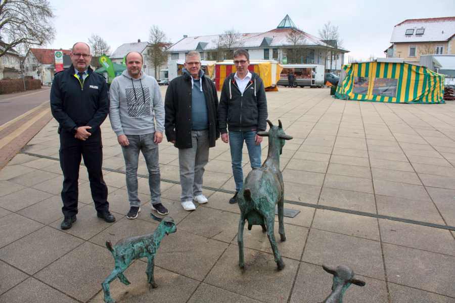 Der Leiter der Polizeiwache Bad Salzuflen Marc Krumsiek, der Sachgebietsleiter Ordenung Frank Sommer, der Vorsitzende der Leopoldshöher Dorfgemeinschaft Dietmar Klee und Bürgermeister Hoffmann stellten ihre Überlegungen zum Sicherheitskonzept für den Marktplatz vor. Foto: Thomas Dohna