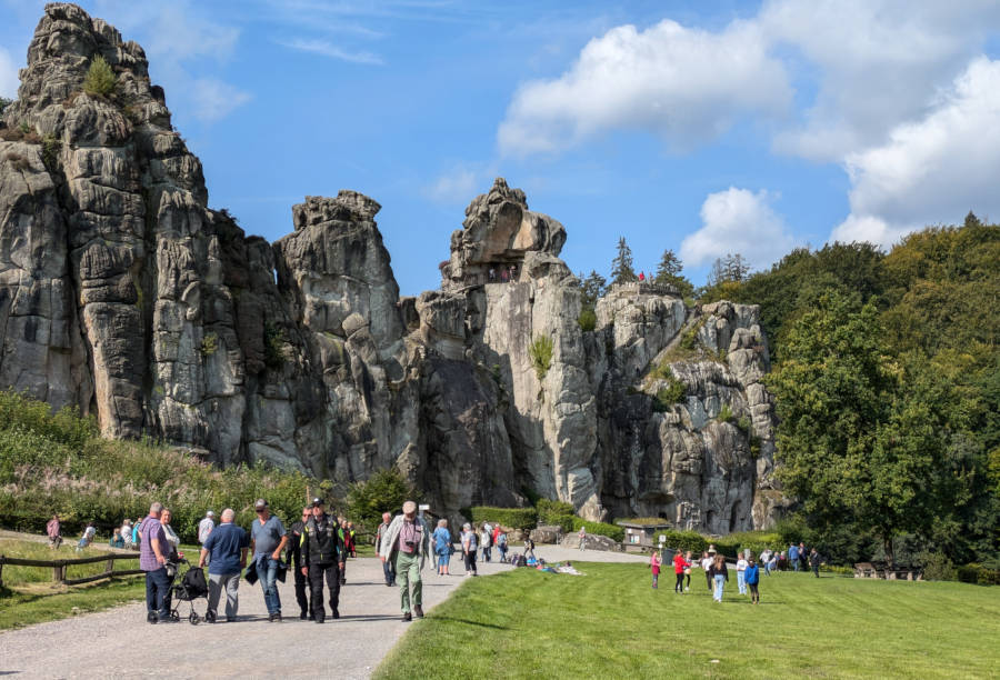 Viele Besucherinnen und Besucher genießen einen Sommertag an den Externsteinen Foto: LVL