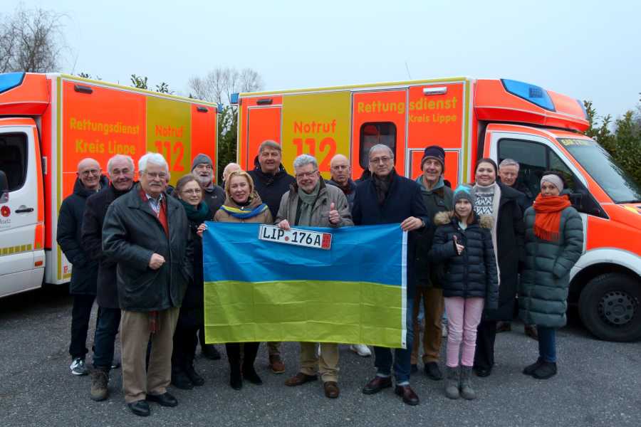 Etliche Freunde der Ukraine-Hilfe Bielefeld waren nach Leopoldshöhe gekommen, um die Übergabe zweier Rettungswagen an Ukrainer zu feiern. Vorne von links: Elmar Brok, Tanja Schuh, Natalia Didenko, Gerhard Schemmel und Stefan Karsch. Foto: Thomas Dohna