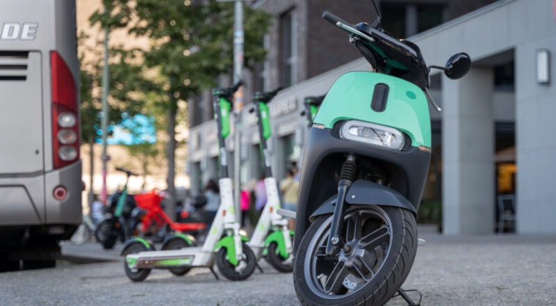 Auf einem Gehweg parkende E-Roller. Foto: Marcel Schlegelmilch