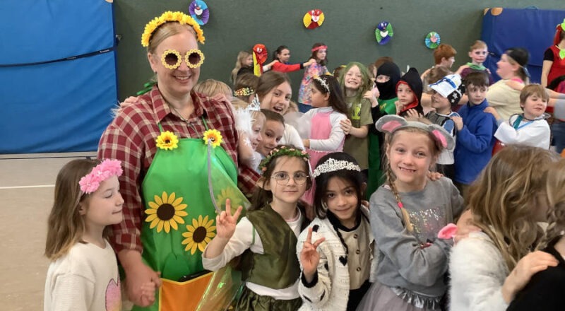 Kaum zu erkennen: Sarah Waterkamp, Klassenlehrerein der Klasse 2c mit ihren Kindern bei der Polonaise in der Turnhalle. Foto: Privat
