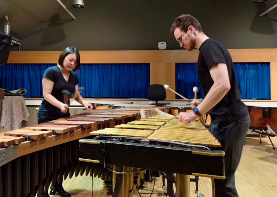 De Schlagzeuger Thomas Fritzler (rechts)und Miyaka Yotsumoto geben das letzte Winterkonzert in Bergkirchen. Foto: Privat