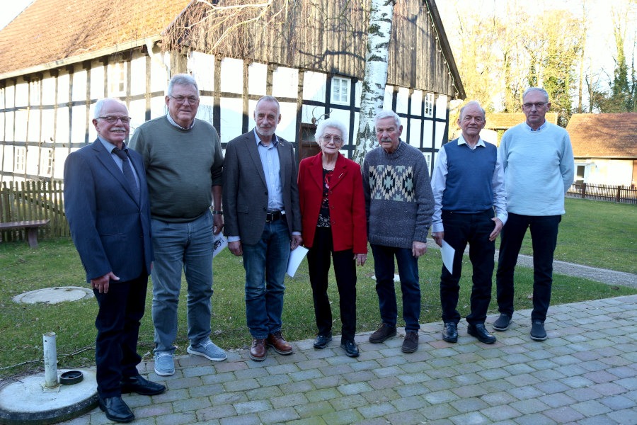 Hemut Depping (links) und Bernd Hoffmann (rechts) ehrten langjährige Mitglieder des Heimatvereins. Foto: Thomas Dohna