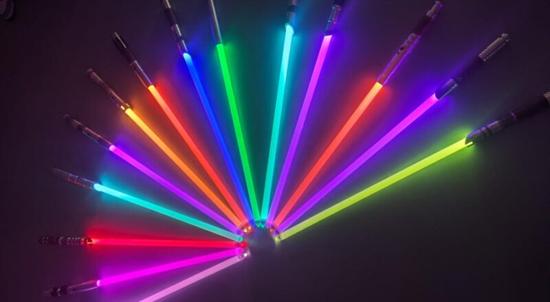 So könnte es aussehen: Fertige Lichtschwerter aus einem vergangenen Kurs. Foto: Lippe Bildung eG