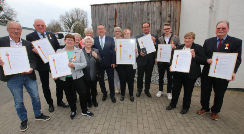 Rainer Dubbert (Engagementfelder Sport/Heimatpflege), Rudolf Kaup (Engagementfelder Sport/Soziales/Kultur), Rita Iwan, Gertraud Kukuk, Regina Sorgalla (alle drei Strickklub Heiligenkirchen-Pivitsheide; Sonderpreis für „Gemeinsames Engagement“), Landrat Dr. Axel Lehmann, Claudia Drewes-Kracht, Helga Schulze (beide ebenfalls Strickklub Heiligenkirchen-Pivitsheide), Carsten Lemm (Engagementfeld Sport), Jan Patrick Kübler (Sonderpreis für „Jugendliches Engagement“), Anita Höltke (Engagementfeld Sport) und Dr. Henner Krause (Engagementfelder Soziales/Bildung/Kirche/Kultur) von links) freuen sich über die Auszeichnungen. Foto: Kreis Lippe.