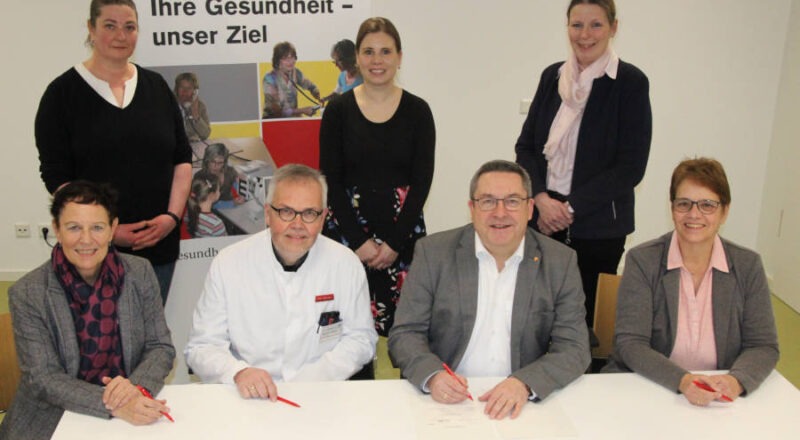 Dr. Christine Fuchs und Prof. Dr. Frank Hartmann vom Klinikum Lippe und Landrat Dr. Axel Lehmann sowie Verwaltungsvorständin Sabine Beine (vorne von links) kamen zu Unterzeichnung der Kooperationsvereinbarung zusammen. Mit dabei waren (hinten von rechts) Dr. Kerstin Ahaus, Tirza Peuker und Marianne Petersmeier, welche für den Fachbereich Gesundheit und die Krebsberatungsstelle beim Kreis Lippe zuständig sind. Foto: Kreis Lippe
