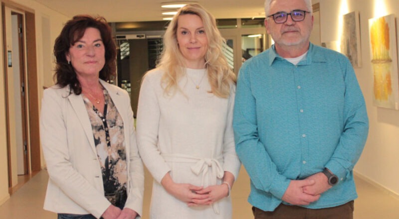 Heike Neumann-Schlue (links) und Ralf Künne (rechts) von der Betreuungsbehörde des Kreises Lippe beraten Interessierte und unterstützen Berufsbetreuer wie Christina Sonntag (Mitte). Foto: Kreis Lippe