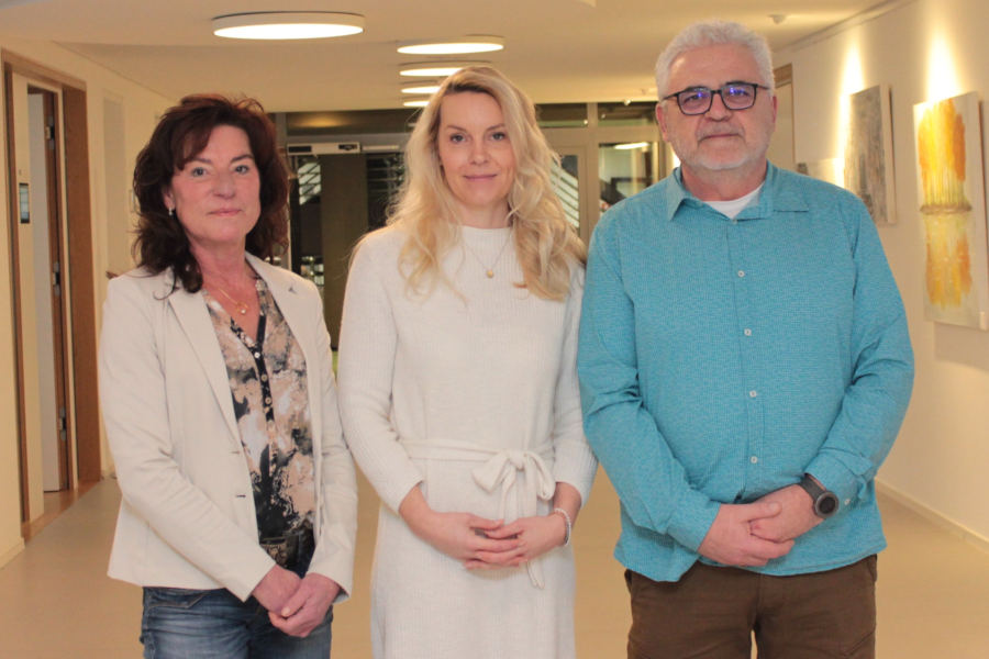 Heike Neumann-Schlue (links) und Ralf Künne (rechts) von der Betreuungsbehörde des Kreises Lippe beraten Interessierte und unterstützen Berufsbetreuer wie Christina Sonntag (Mitte). Foto: Kreis Lippe