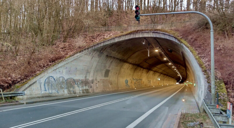 Der Tunnel durch den Menkhauser Berg wird ab Montag, 10. März 2025, 7.45 Uhr wieder befahrbar sein. Foto: Thomas Dohna