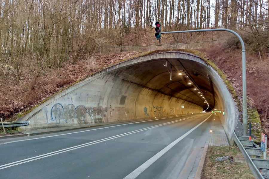 Der Tunnel durch den Menkhauser Berg wird ab Montag, 10. März 2025, 7.45 Uhr wieder befahrbar sein. Foto: Thomas Dohna