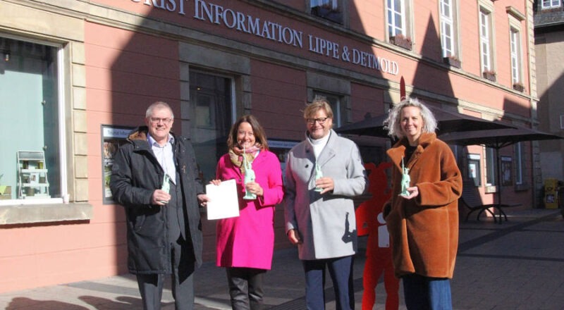 Kreiskämmerer Rainer Grabbe (links) nimmt den Förderbescheid von Regierungspräsidentin Anna Katharina Bölling entgegen. Günter Weigel (Mitte rechts) und Corinna Rox (rechts), Geschäftsführung der Lippe Tourismus & Marketing GmbH, freuen sich mit ihnen. Foto: Kreis Lippe