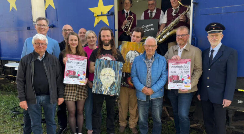 Die Beteiligten des Bahnhofsfestes 2025, vorne, von links: Jürgen Scheffler (Kurator), Jochen Brunsiek (Kulturstellwerk Nordlippe), Sebastian Fritzemeier (JuKulEx e.V.), Martha Johannsmeier, Tobias Rose (beide Kulturstellwerk Nordlippe), Johanna Ancutko (ev. Jugend Lippe), J.Jogro (Künstler, Greys_Gallery), Tizian Gottschling (BURGBEBEN STRNBRG), Gerd Kruse (Wirt), Friso Veldink (Bürgermeister), Bernd Tünnermann (Landeseisenbahn Lippe e.V.); oben, von links: Beate Johrden, Wilfried Rohn, Rolf Brinkmeier (Blaskapelle Humfeld). Foto: Landeseisenbahn